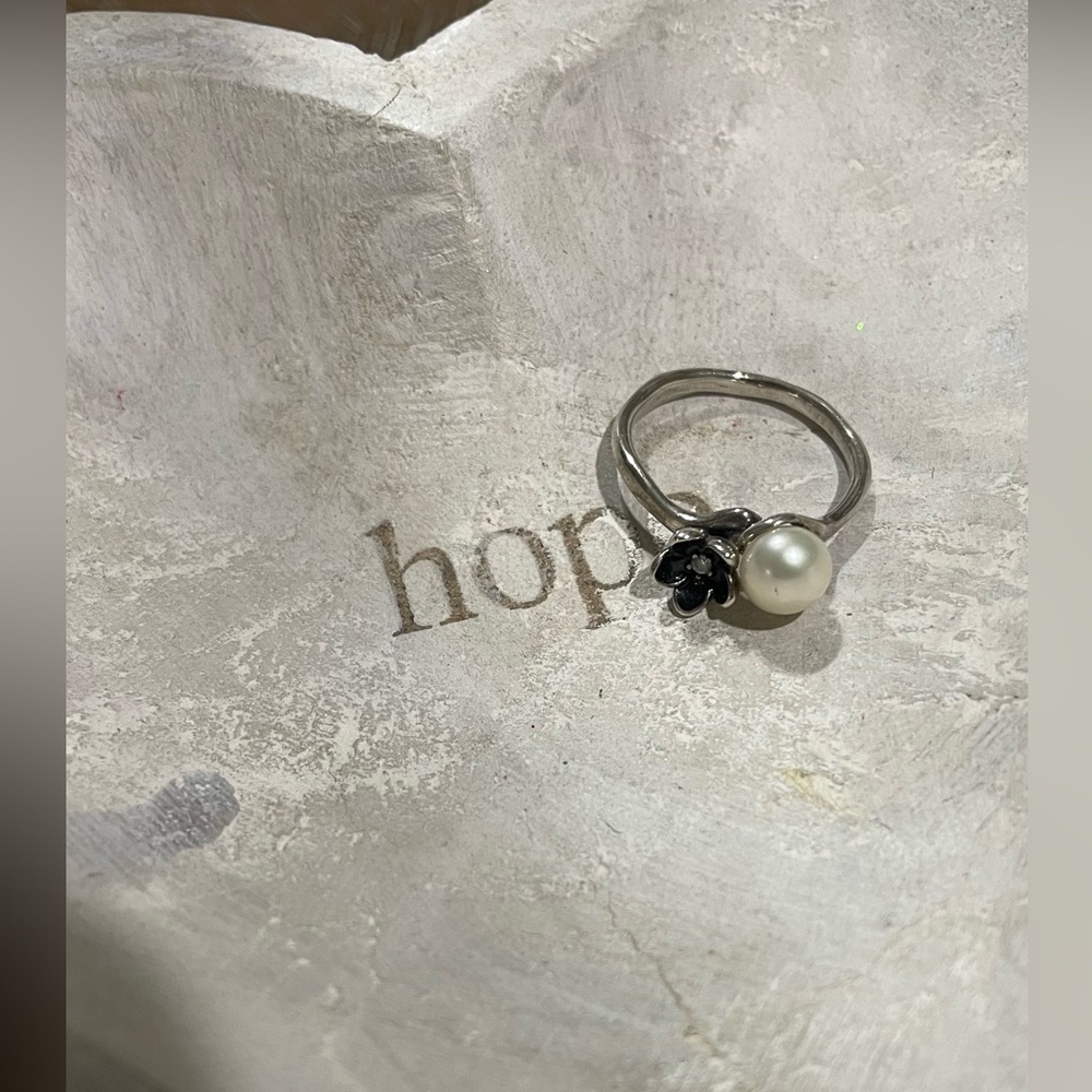 Pandora black flower w/pearl ring💕